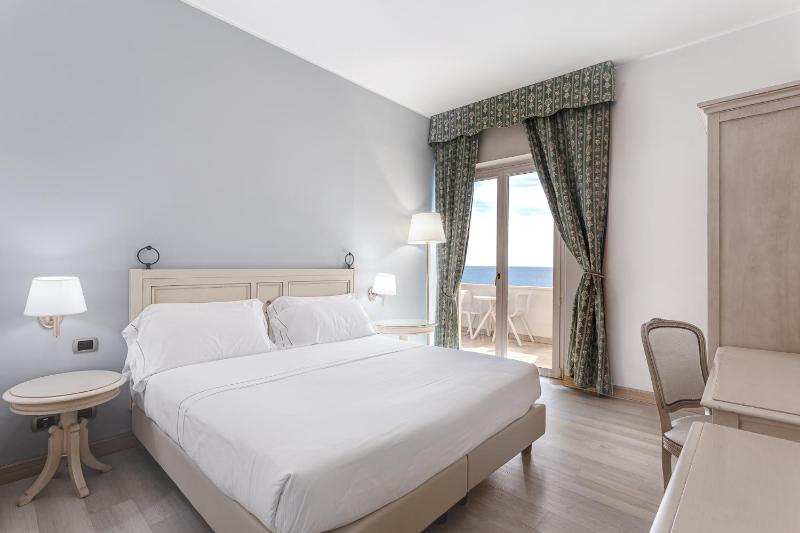 Double Room with Sea View image 1