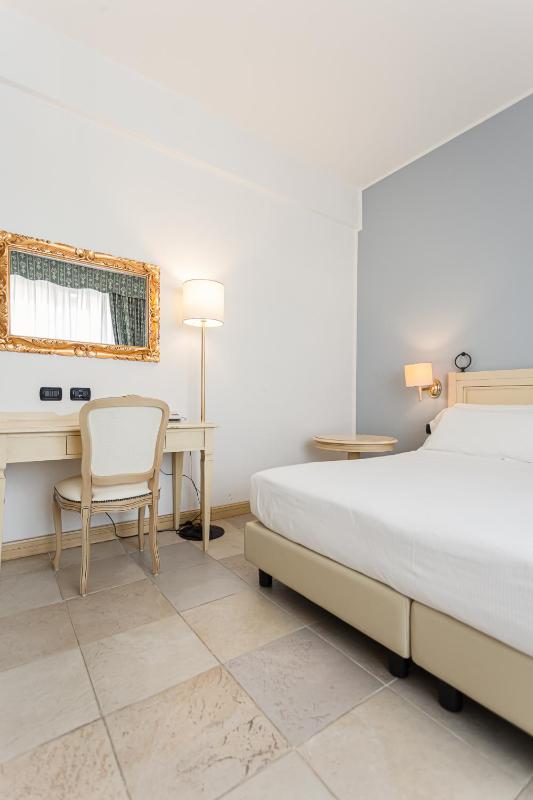 Double Room image 4