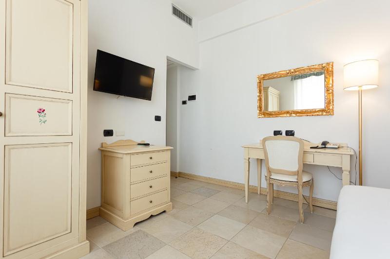 Double Room image 3