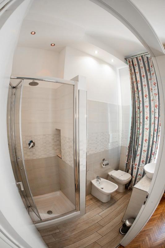 Classic Double Room image 4