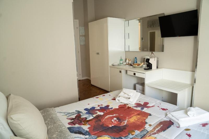 Standard Double Room image 3