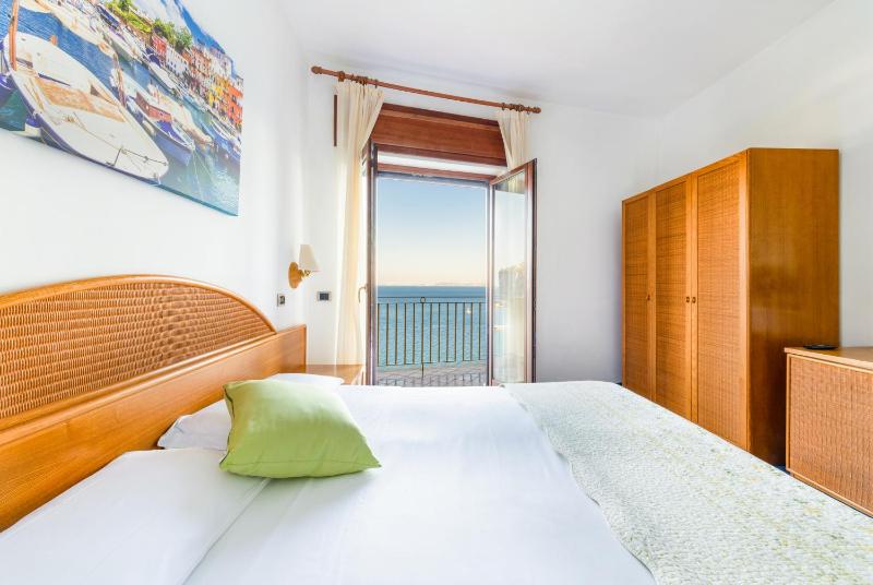 Double Room with Balcony and Sea View image 3