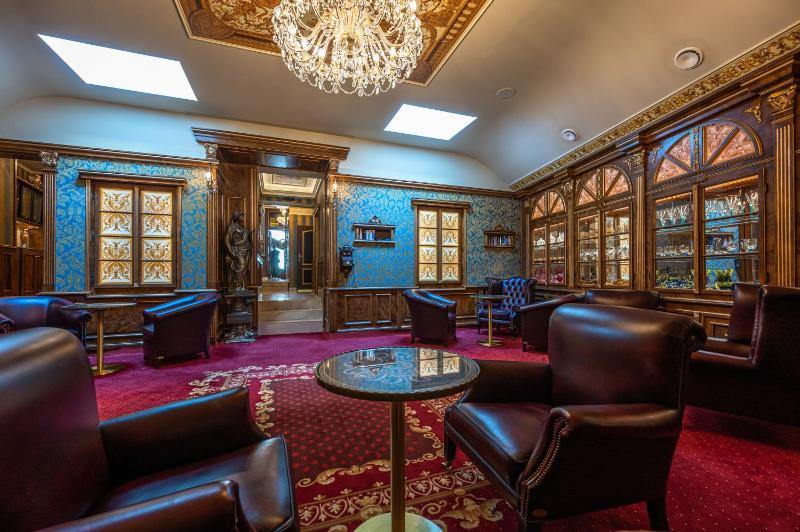 Deluxe Double or Twin Room With Extra Bed image 2