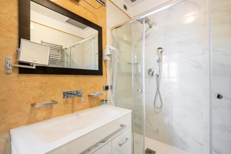 Deluxe Double Room with Extra Bed image 3