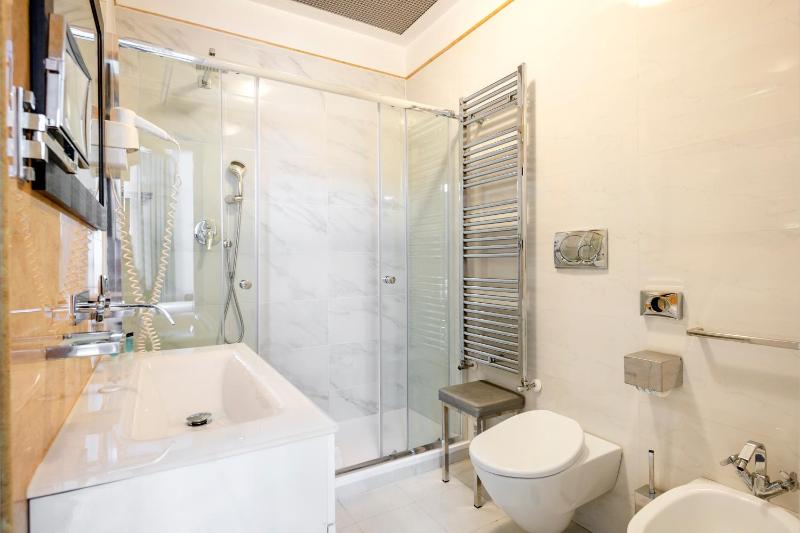 Deluxe Double Room with Extra Bed image 2