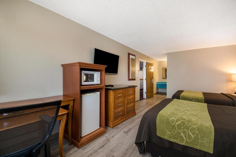 Queen Room with Two Queen Beds - Non-Smoking image 4