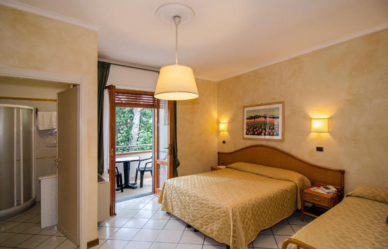 Classic Quadruple Room image 4