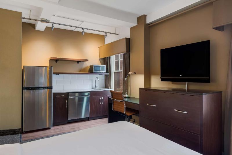 Queen Room with Kitchenette - Non-Smoking image 2