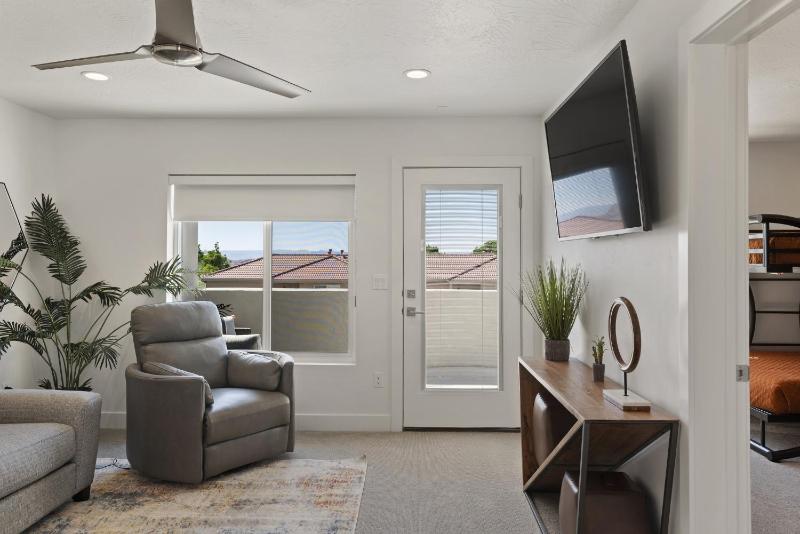 Eight-Bedroom House image 4