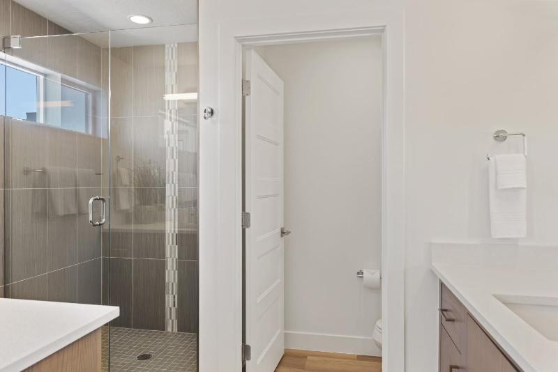 Eight-Bedroom House image 3