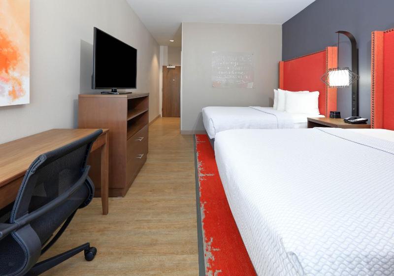 Deluxe Queen Room with Two Queen Beds image 4