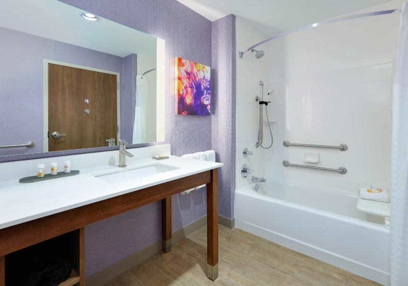 Deluxe King Room with Bath Tub - Mobility/Hearing Accessible - Non-Smoking image 2