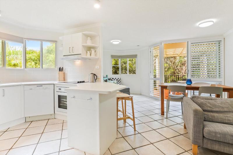 Seaside apartment minutes from Sunshine Beach - image 3
