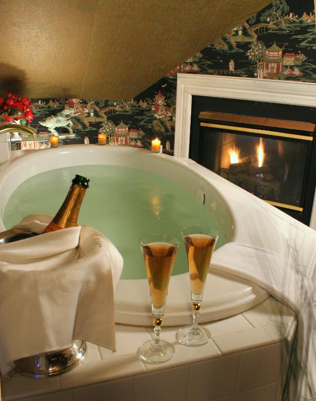 Deluxe King Room with Spa Bath image 2