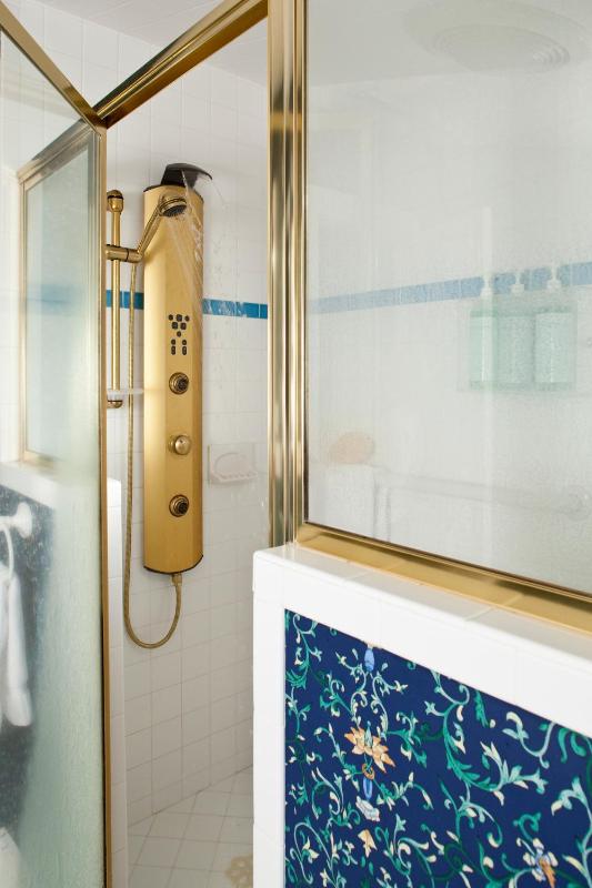Deluxe King Room with Massage Shower image 2