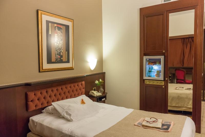 Double Room with French Bed image 2