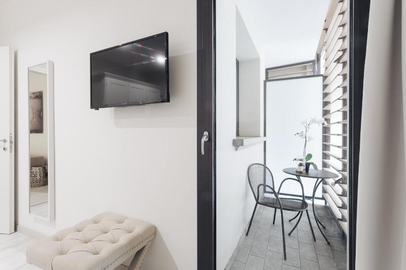 One-Bedroom Apartment image 2