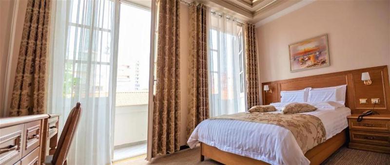 Double Room with Balcony image 2
