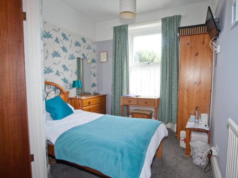 Single Room with Shower image 1