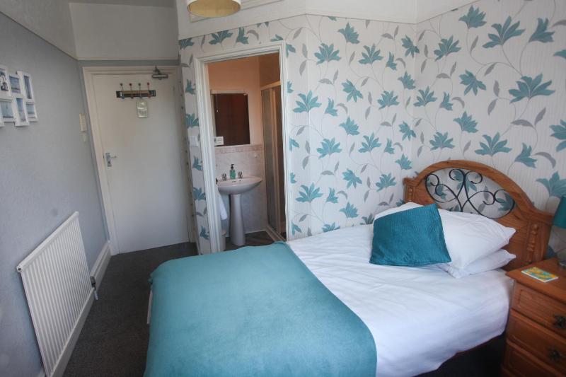 Single Room with Shower image 3