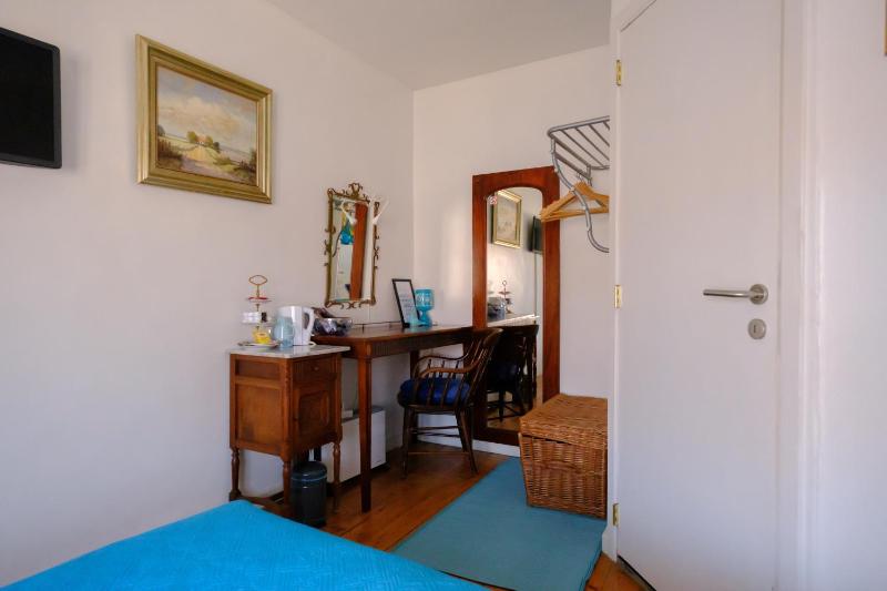 Double Room image 4