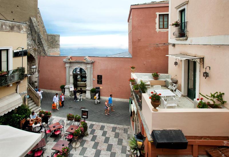 Large Double Room with Sea View image 3