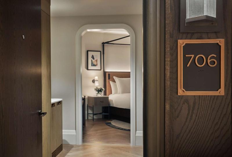 King Guest Room image 4