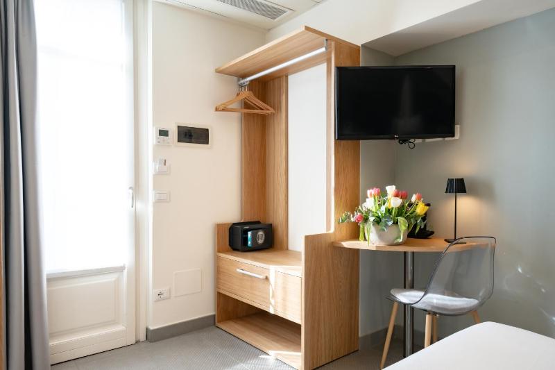 Standard Double Room image 4