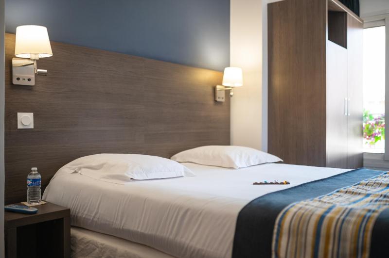 Standard Double Room image 4