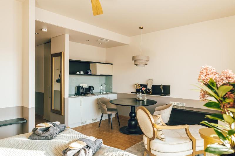 Balcony Suite image 3