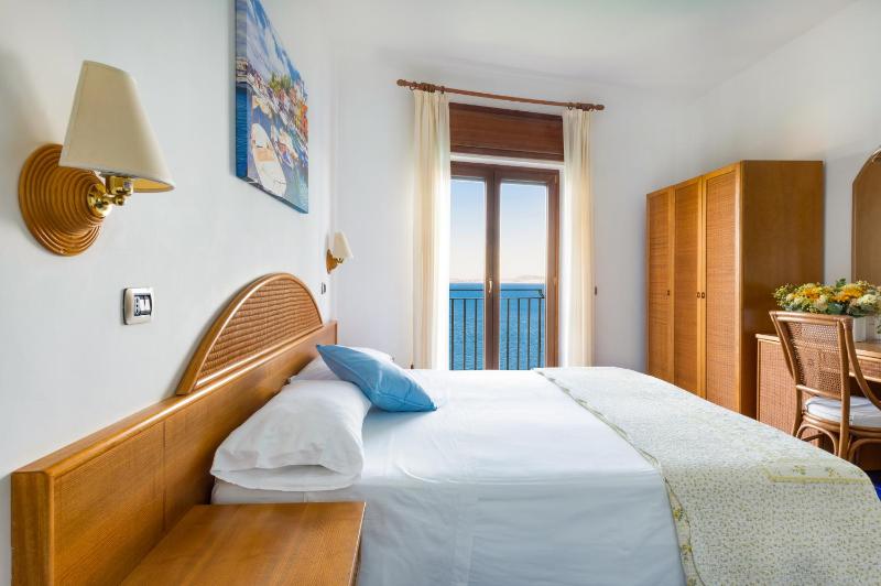 Triple Room with Sea View image 3
