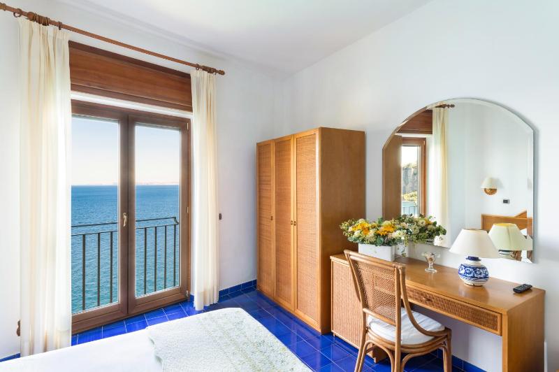 Triple Room with Sea View image 4