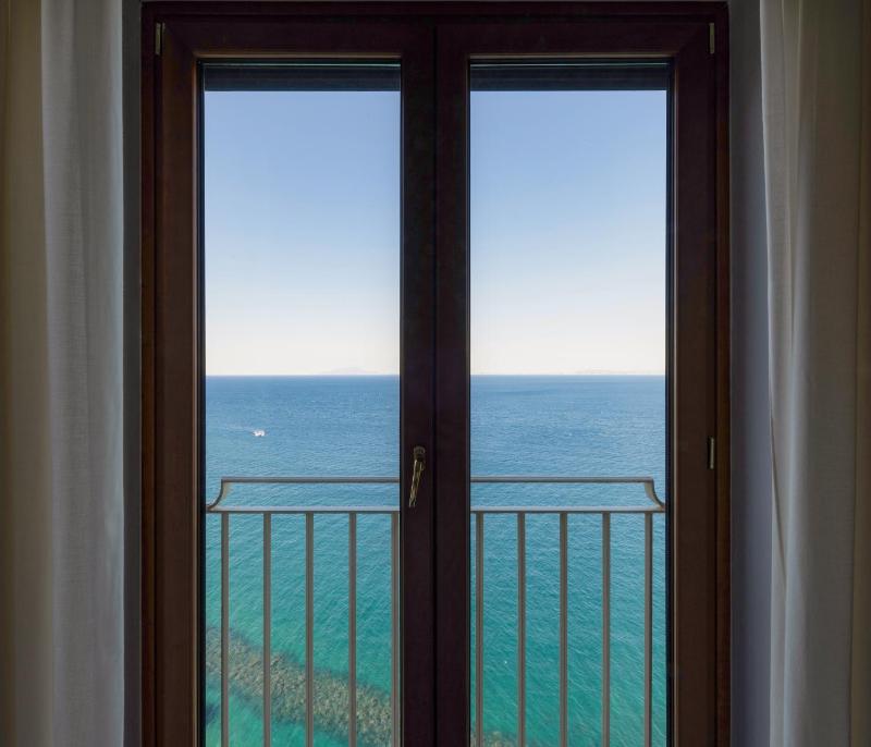 Triple Room with Sea View image 1