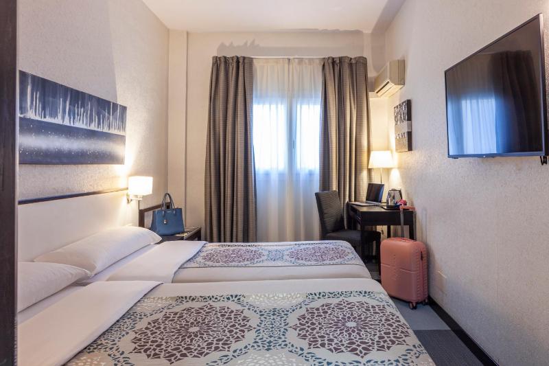 Double or Twin Room image 3