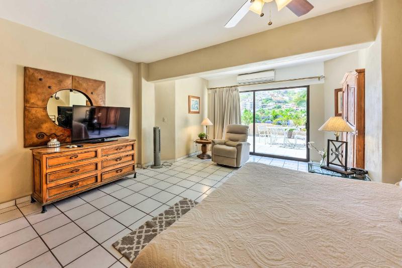 Chic Cabo San Lucas Getaway < 2 Miles to Beaches! - image 3