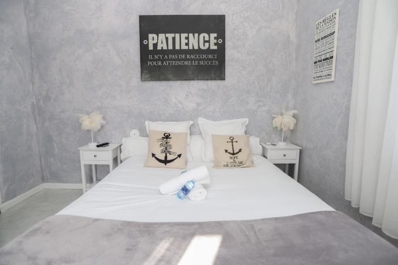 Double Room with Balcony image 4
