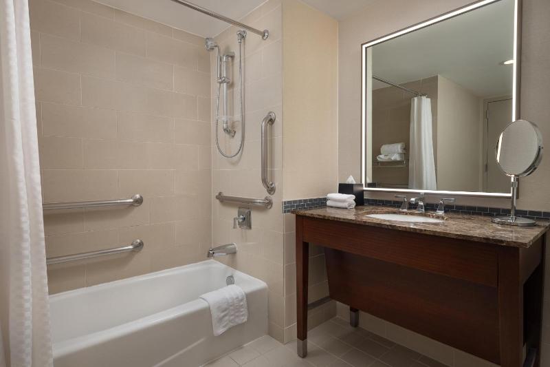 Guest Room, 1 King image 4