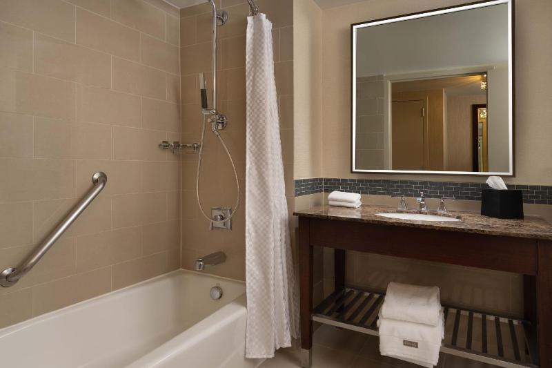 Guest Room, 1 King image 3