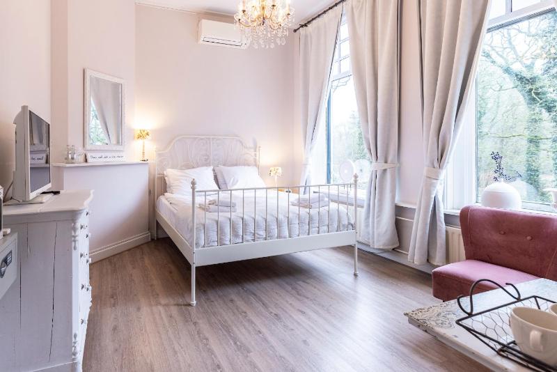 Double Room image 1