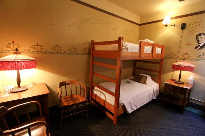 Standard Twin Room image 2