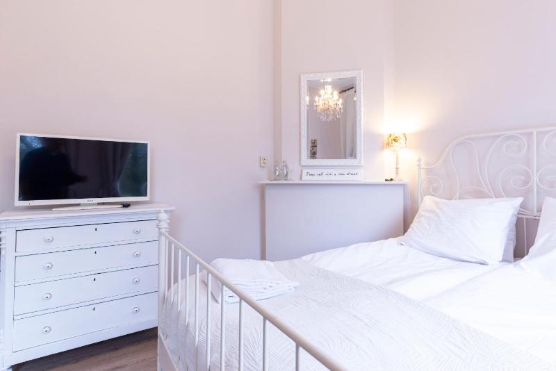 Double Room image 4