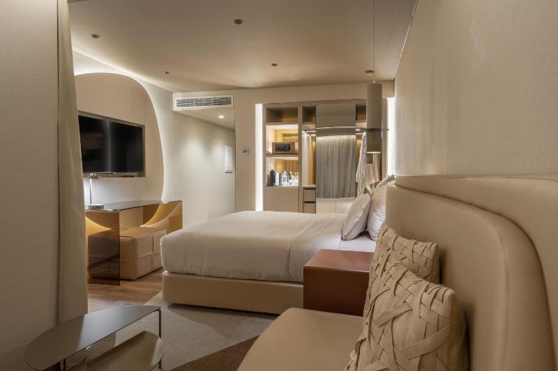 Deluxe Double Room image 3