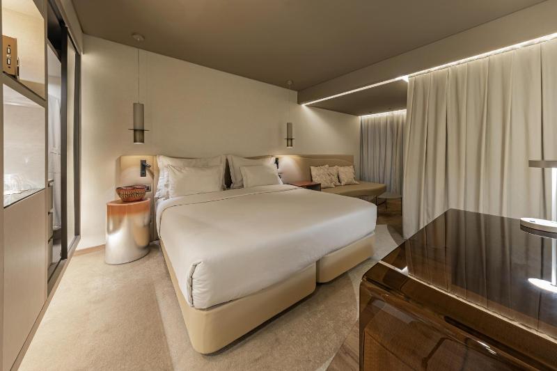 Deluxe Double Room image 4