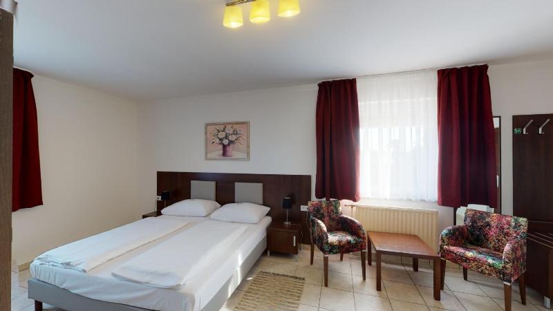 Quadruple Room image 4