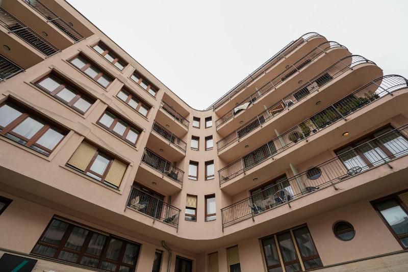 Holló 12 Apartment - image 2