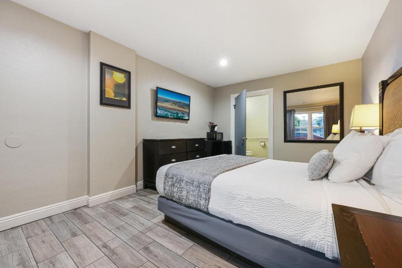 Queen Room - Disability Access image 1