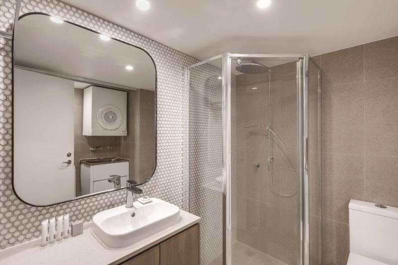 One-Bedroom Queen Apartment image 3