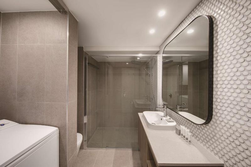 Two-Bedroom Queen Apartment image 3