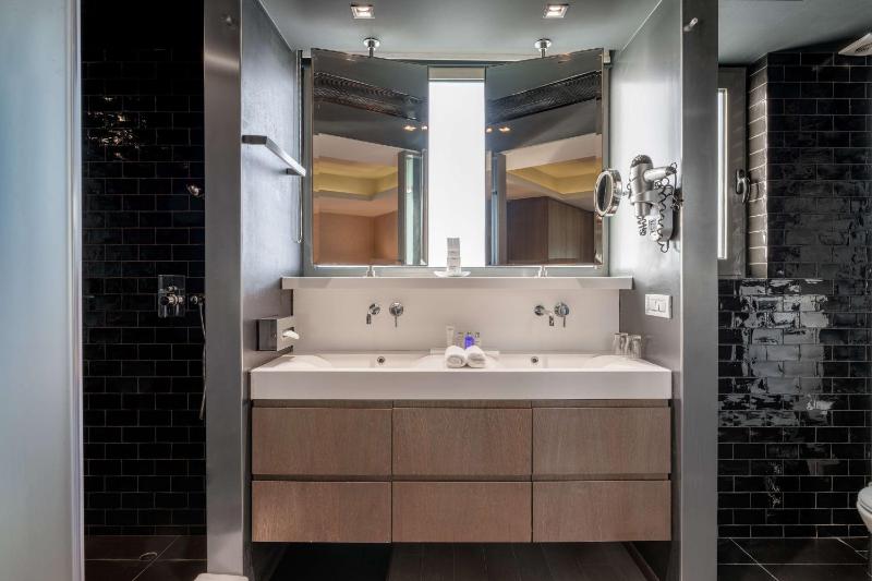 Suite with Acropolis View image 4