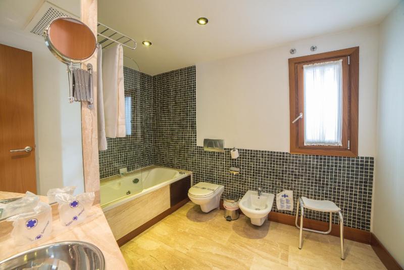 Superior Double Room image 4